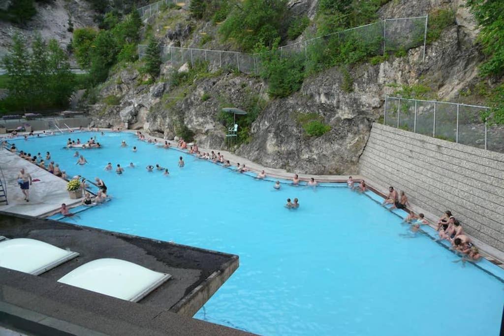 Rustic Modern 2 Bed 2 Bath With Lakeview Pool And Hot Tub Invermere Luaran gambar